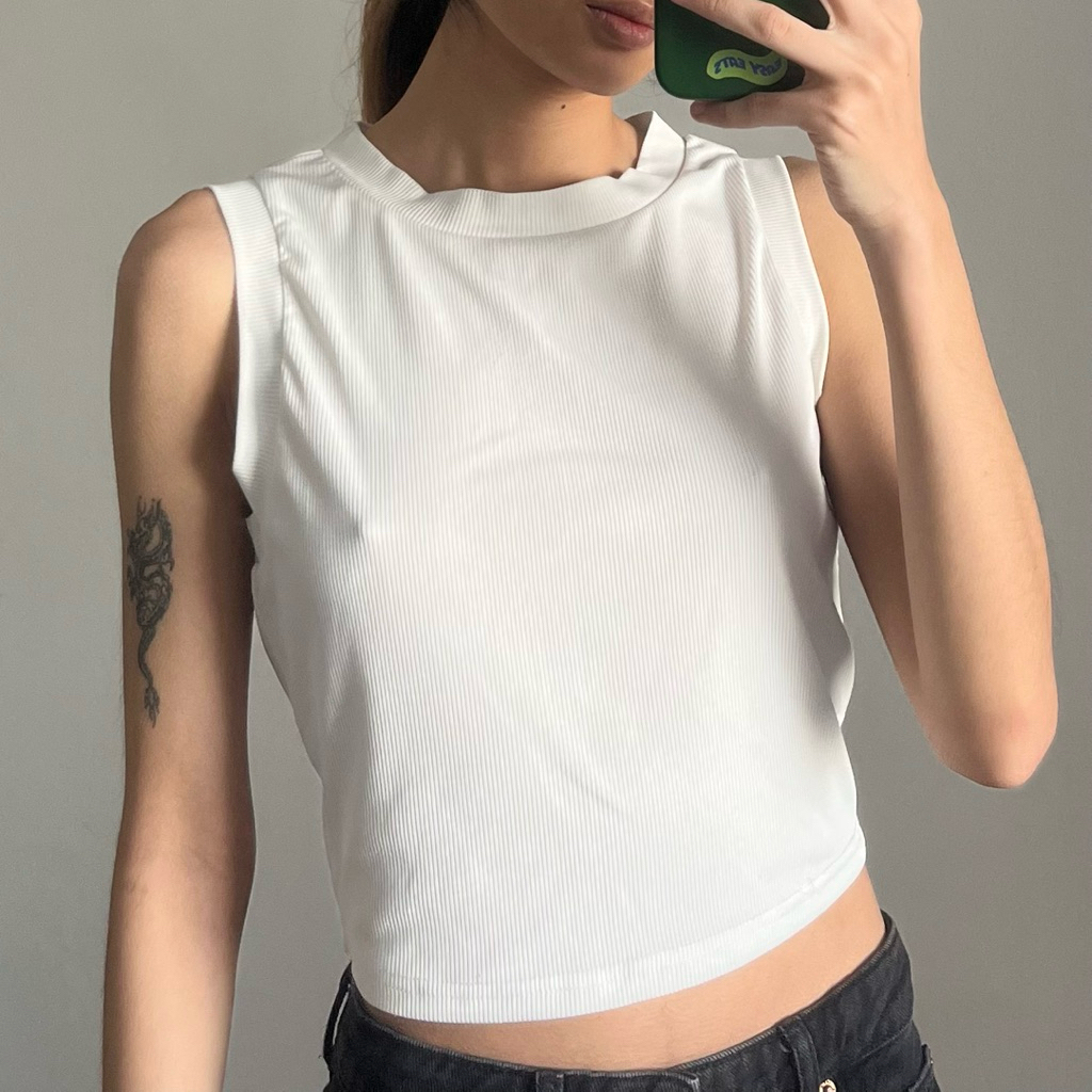 ✨ ครอป แขนกุด ขาว  รัดรูป  ทรงสวย (Use like new) ป้าย livoto ใส่สบายไม่ร้อน