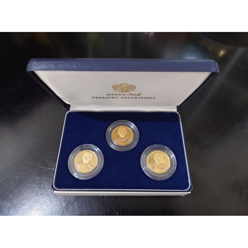 เหรียญที่ระลึก กาญจนาภิเษก ร9 ชุด 3 เหรียญ เนื้อทองแดงนำมาทำสีสามกษัตริย์ พร้อมกล่องหนังจากกรม
