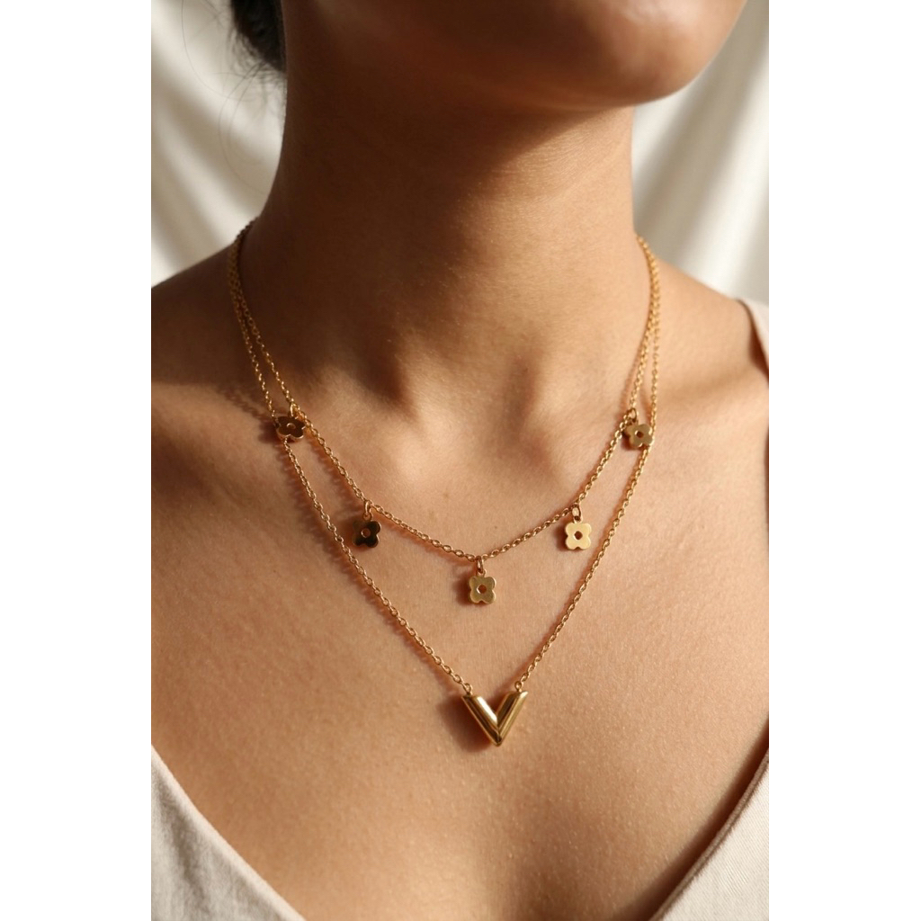 Anera.co สร้อยคอ "Blooming Victory" สแตนเลสแท้ สร้อย 2 ชั้น จี้ดอกไม้ & ตัว V