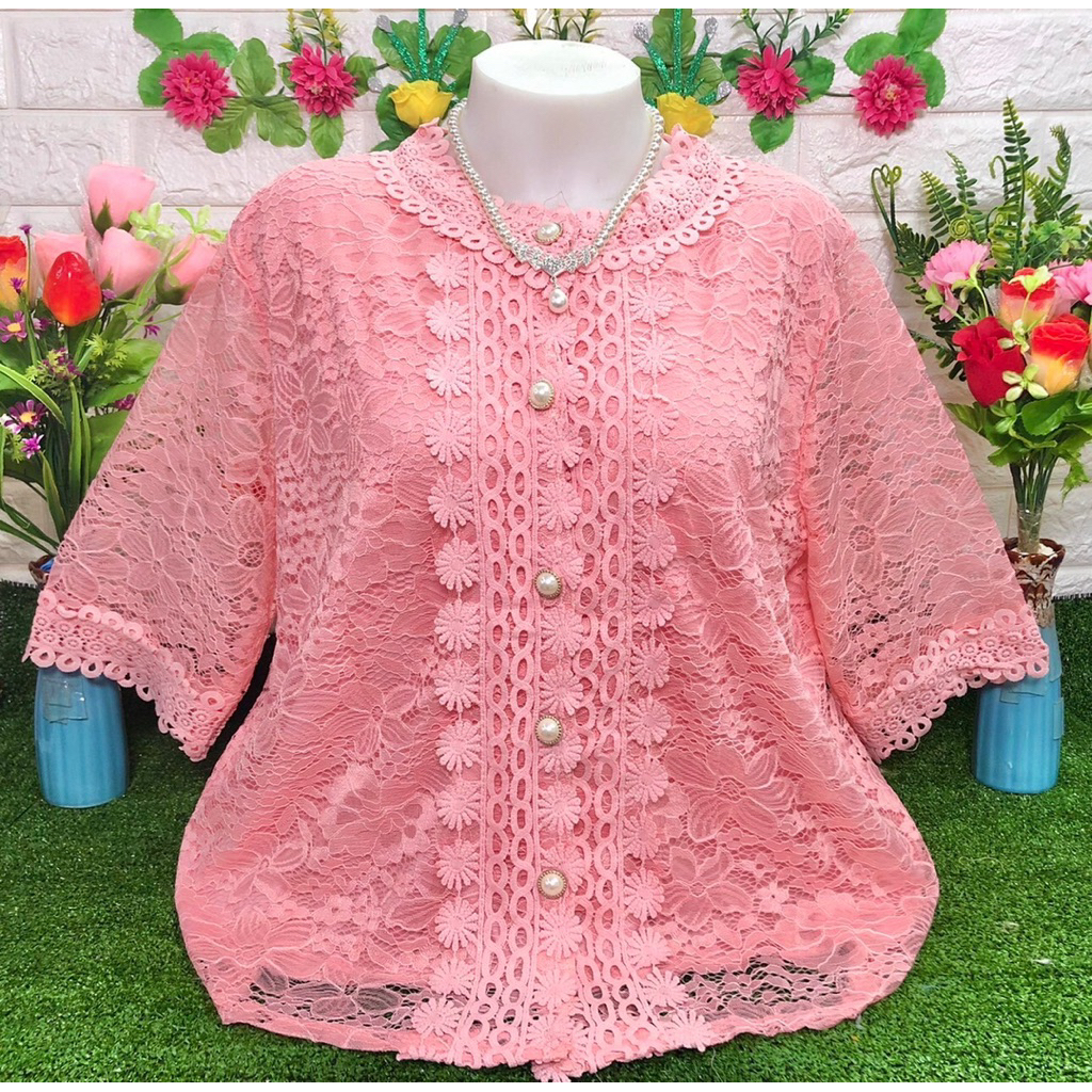 เสื้อลูกไม้มีกระดุมหน้าสีขาว รอบอก 48-50นิ้วใส่ได้เป็นงานฟรีไซส์