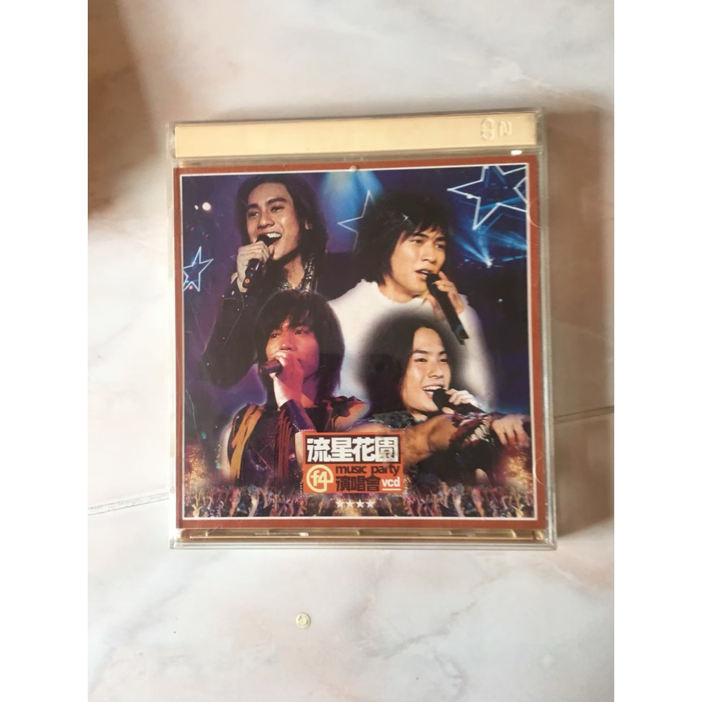 cd คอนเสิร์ต f4 บันทึกการแสดงสด