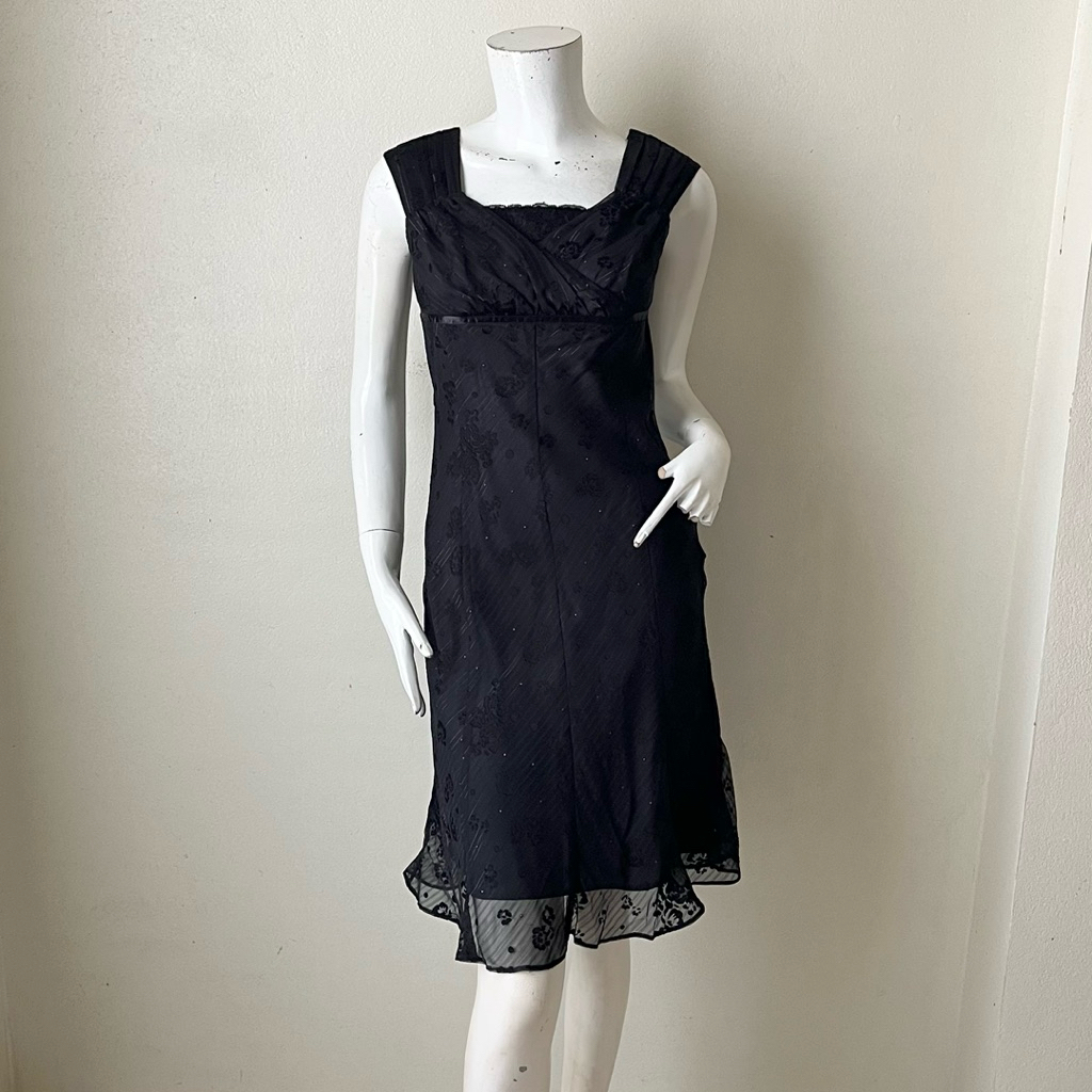 เดรสแขนกุดคอวี สีดำ แต่งผ้าลายลูกไม้ แบรนด์ anysis แท้💯 Size S