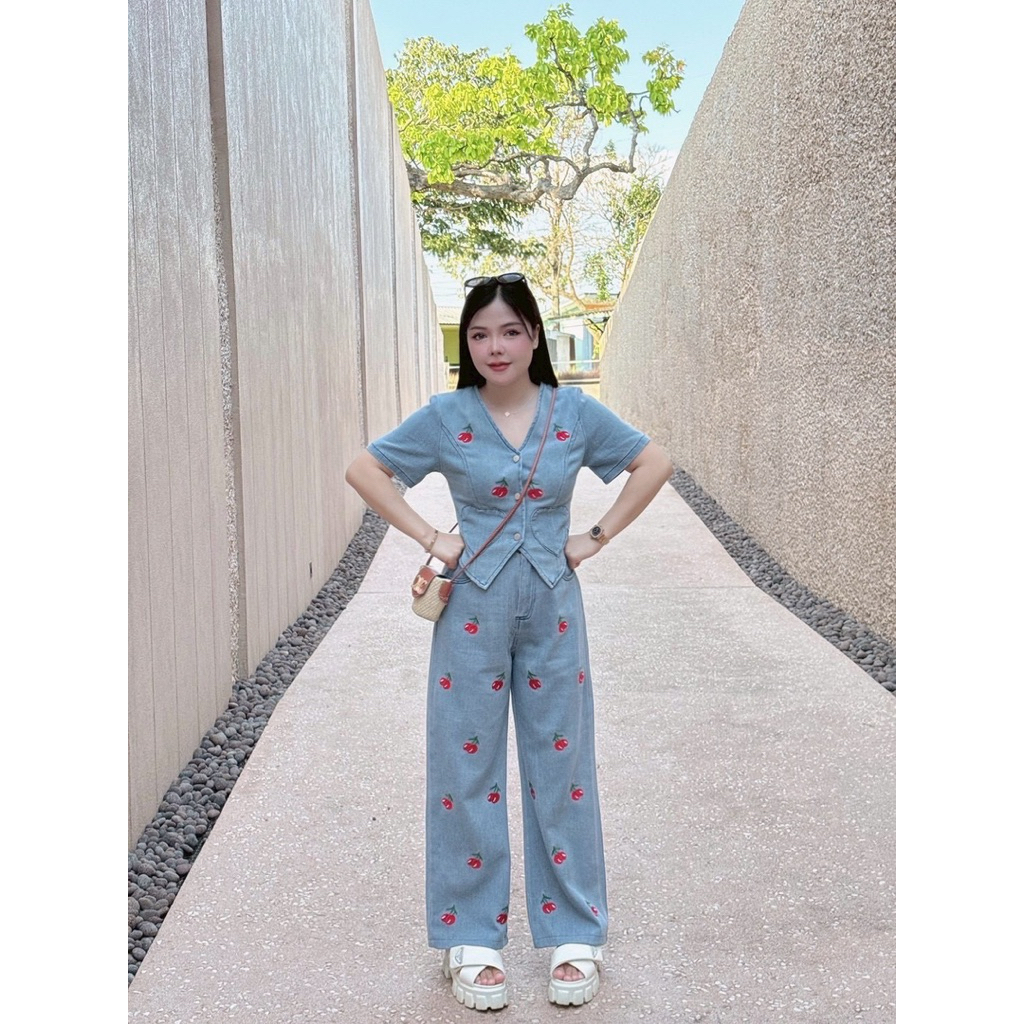 (2xl,4xl) ชุดยีนส์ เสื้อคอวี+กางเกงขายาว ปักเชอร์รี่ งานป้าย thaya