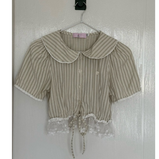 (ขายต่อ) เสื้อพั้นรักแมว แบรนด์ RIKA ยัยเกี๊ยว เสื้อคอบัวรูดเอวลูกไม้สองชั้น สีเขียวพิตาชิโอ้ น่ารัก