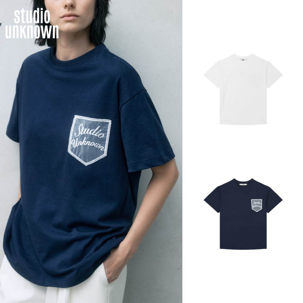 STUDIO UNKNOWN - Lumie Lace Pocket T-shirt เสื้อยืดคอกลมทรงหลวมตกแต่งกระเป๋าผ้าซีทรู