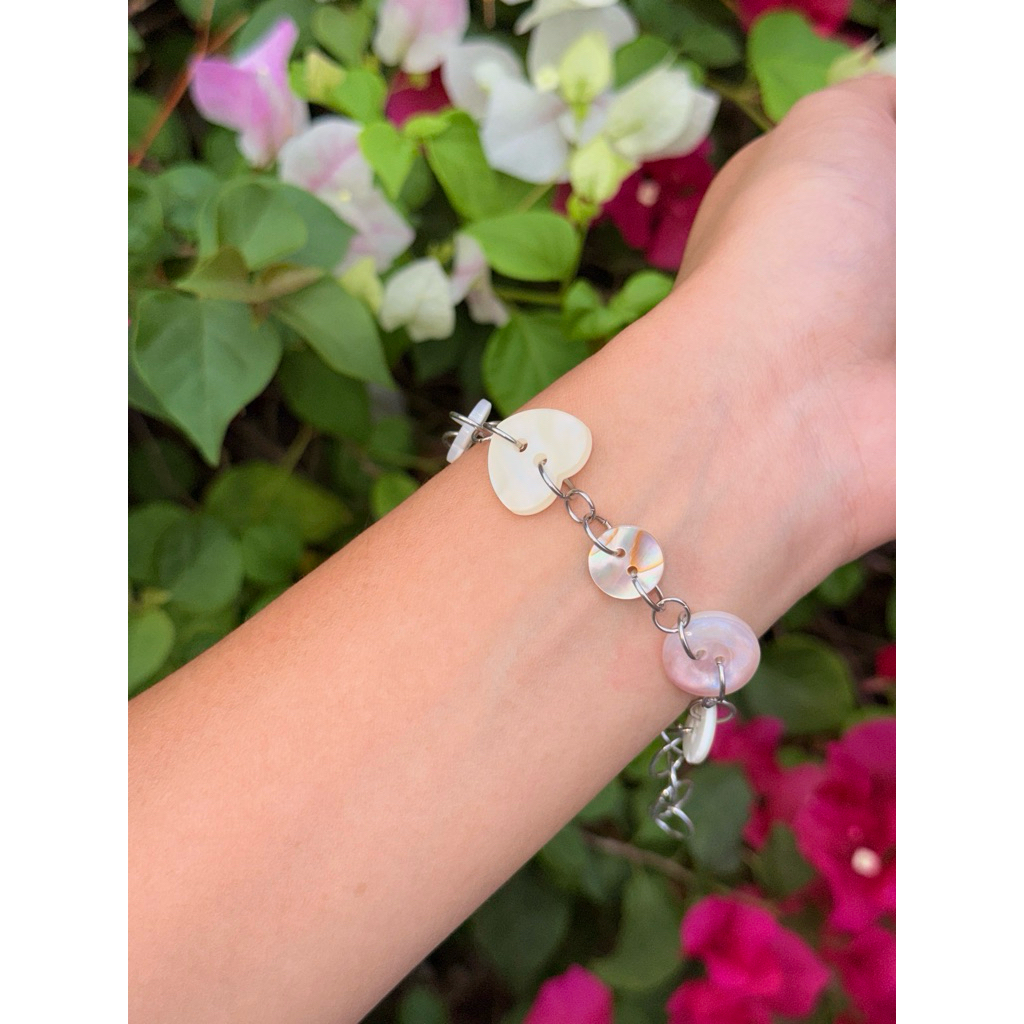 Lookpaadcollections - Lovely Bracelet สร้อยข้อมือกระดุมหัวใจสลับกับกระดุมจากเปลือกหอย