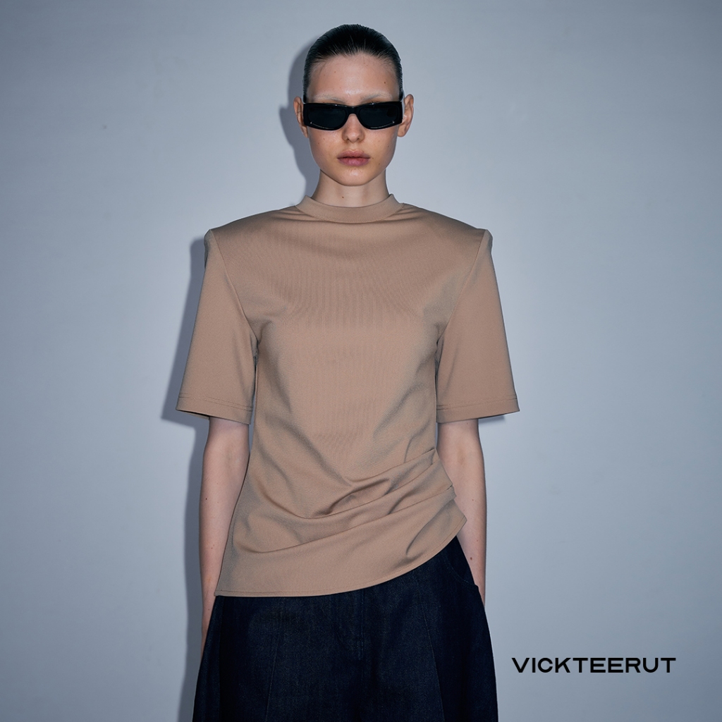 VICKTEERUT Short-Sleeve Blouse with Shoulder Pads and Draped Detail เสื้อแขนสั้น หนุนไหล ตกแต่งดีเทลเดรป
