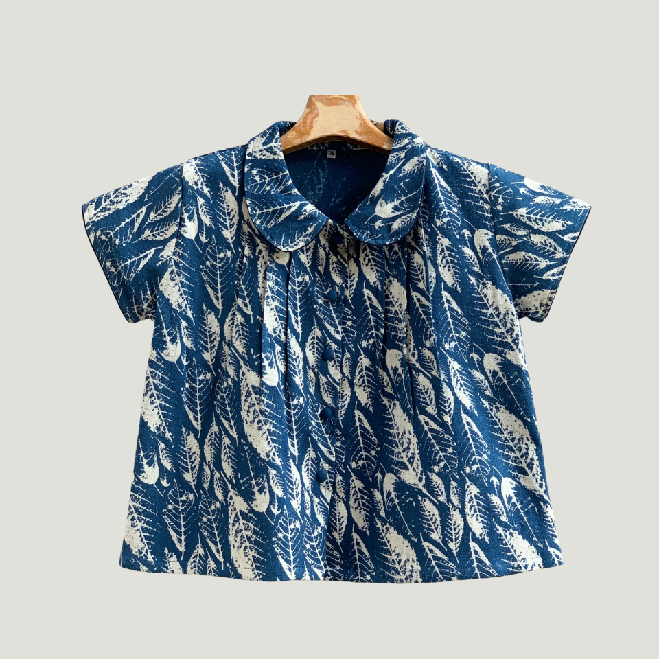 เสื้อคอบัวแขนสั้นผ้าฝ้ายสีครามเยื่อไผ่กัดลาย ทรงสวย ดูลวดลายน่ารัก สวมใส่สบายดูเรียบร้อย มีขนาดรอบอก 38" และ42" นิ้ว