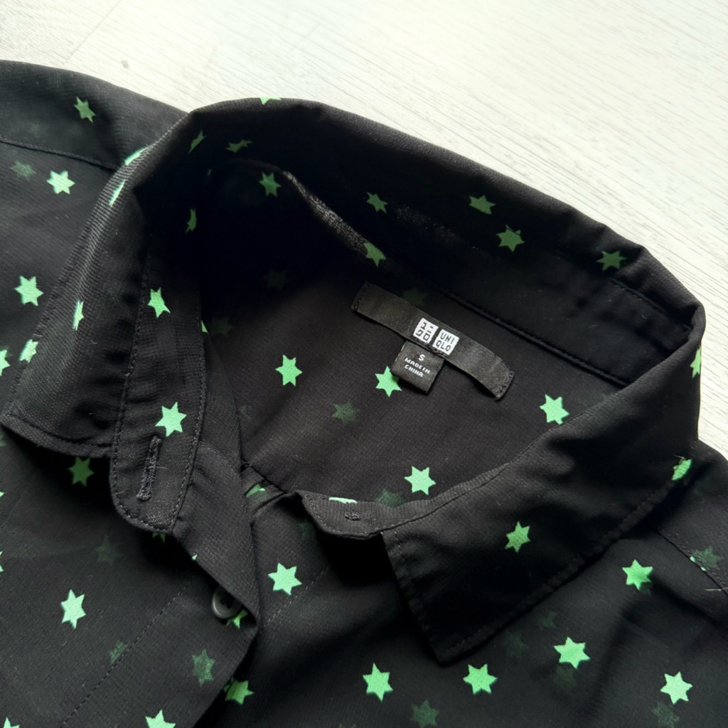 ส่งต่อเสื้อเชิ้ต UNIQLO ลายดาว สีดำ-เขียวมิ้นท์ เนื้อผ้าชีฟองพริ้วสวย