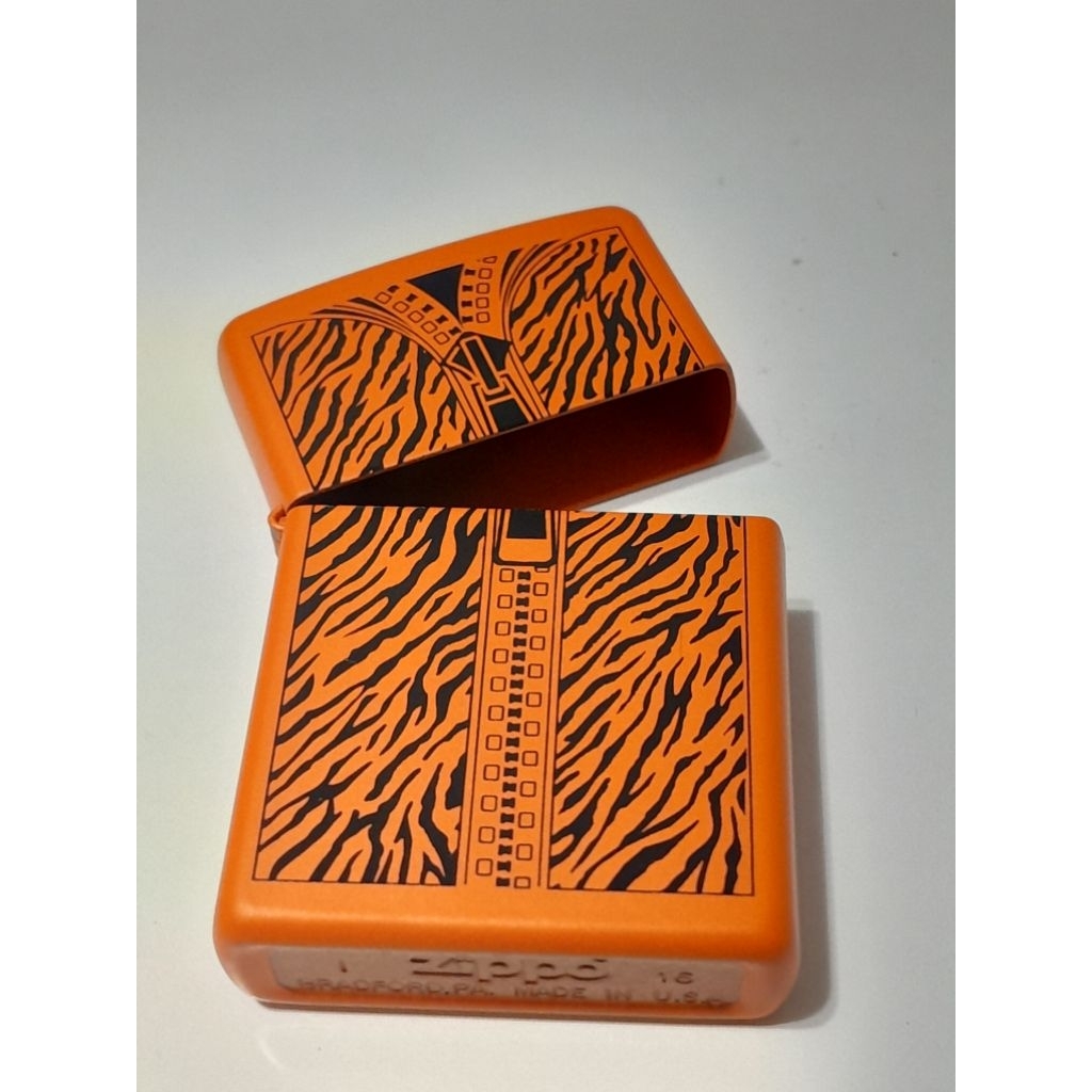 อะไหล่เฉพาะถังนอก zippo ขนาดมาตรฐาน ผลิตปี 2016 สีส้ม ลายแบบสกรีน รูปซิป ของใหม่ไม่ผ่านการใช้งาน รับ