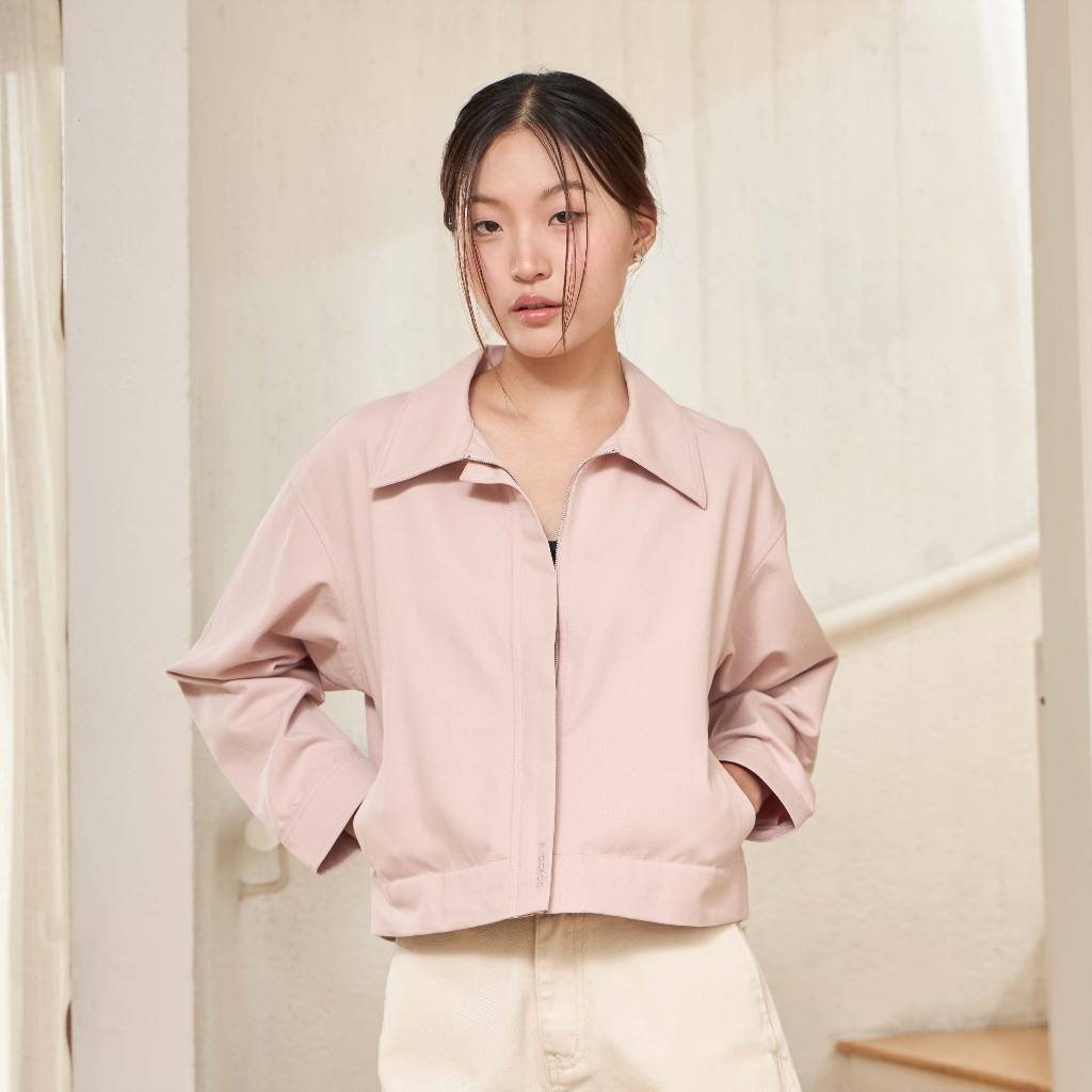 avocado - Charme Cropped Jacket เสื้อแจ็คเก็ตทรงครอป ดีเทลซิปหน้า เนื้อผ้าไม่ร้อน