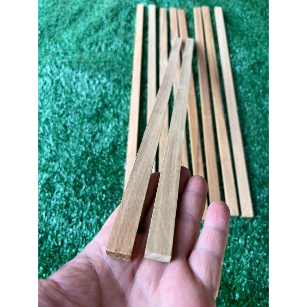 ไม้สักทองไม้ซี่ไม้ทำกรงนกงานDIYต่างๆขนาด8มิลx1.5ซม.x100ซม.(1มัดมี10อัน)