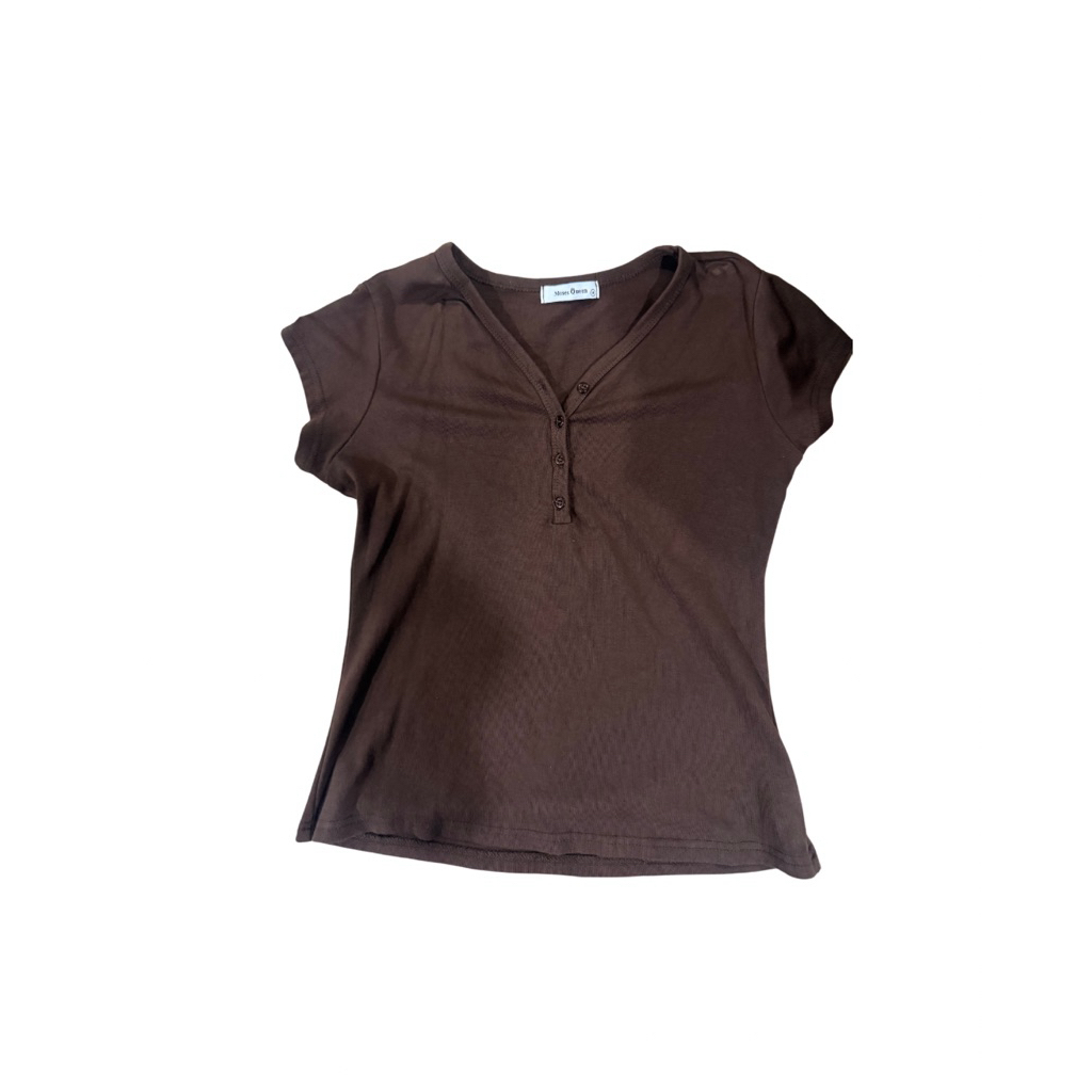 เสื้อยืด คอวี แขนสั้น สีกาแฟ MOSSES QUEEN
