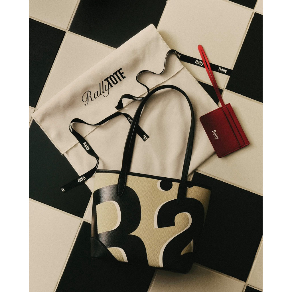 พร้อมส่ง!!!!!! Rally Mini City Tote : The Classic Returns (Signature Canvas)  แถมฟรี! Limited Card Holder สีแดง