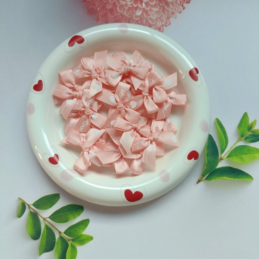 โบว์พิมพ์ลายหัวใจ ขนาดริบบิ้น 10 มิล ติดของขวัญเล็ก (ห่อละ 50 ชิ้น)