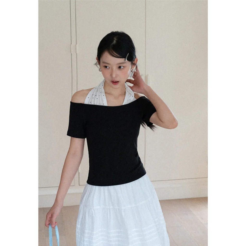 [พรีออเดอร์] EGGKA : Off shoulder short sleeve top with halter neck detail
