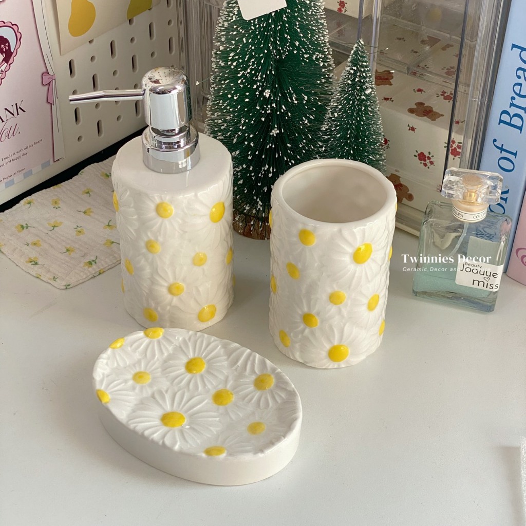 พร้อมส่ง Set Daisy Glow Bathroom  เซ็ทของใช้ห้องน้ำ สีขาวดอกเดซี่ เพิ่มความสดใสให้ห้องน้ำของคุณ