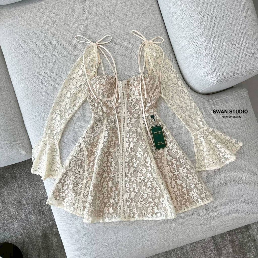 Swan มินิเดรสแขนยาวปลายบานลูกไม้สีครีม มีสายผูกโบว์ ซับในเป็นผ้าสีเนื้อ