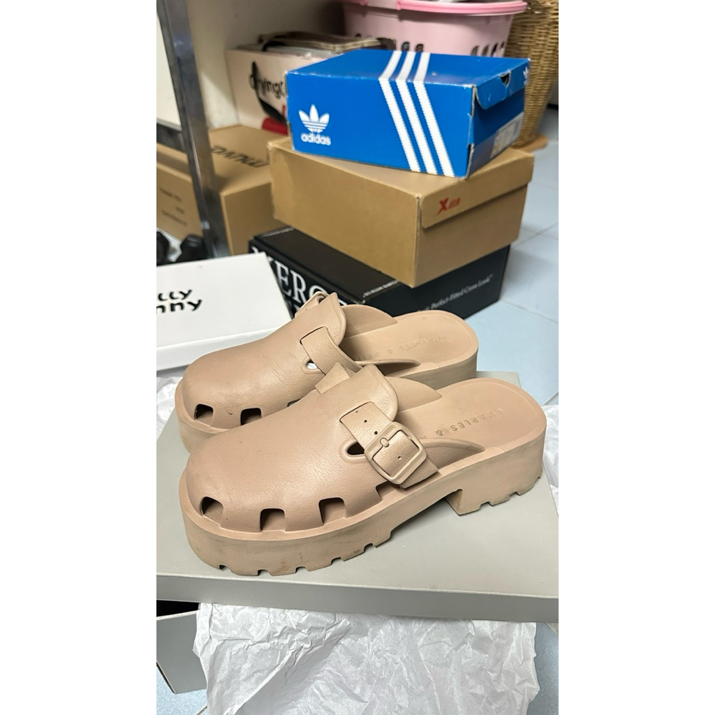 รองเท้า charles & keith มือสองของแท้