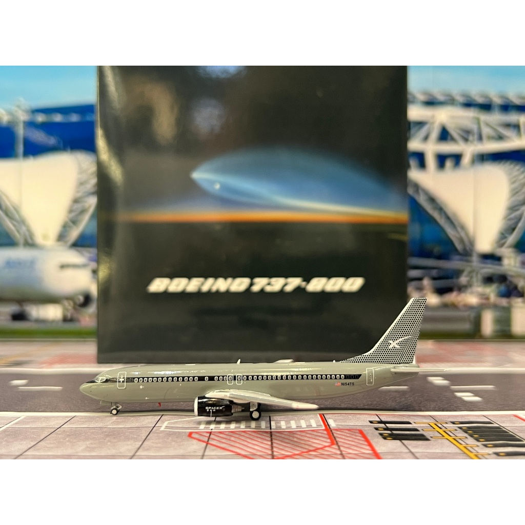 Panda Model [62512] 1:400 SpaceX B737-800 N154TS