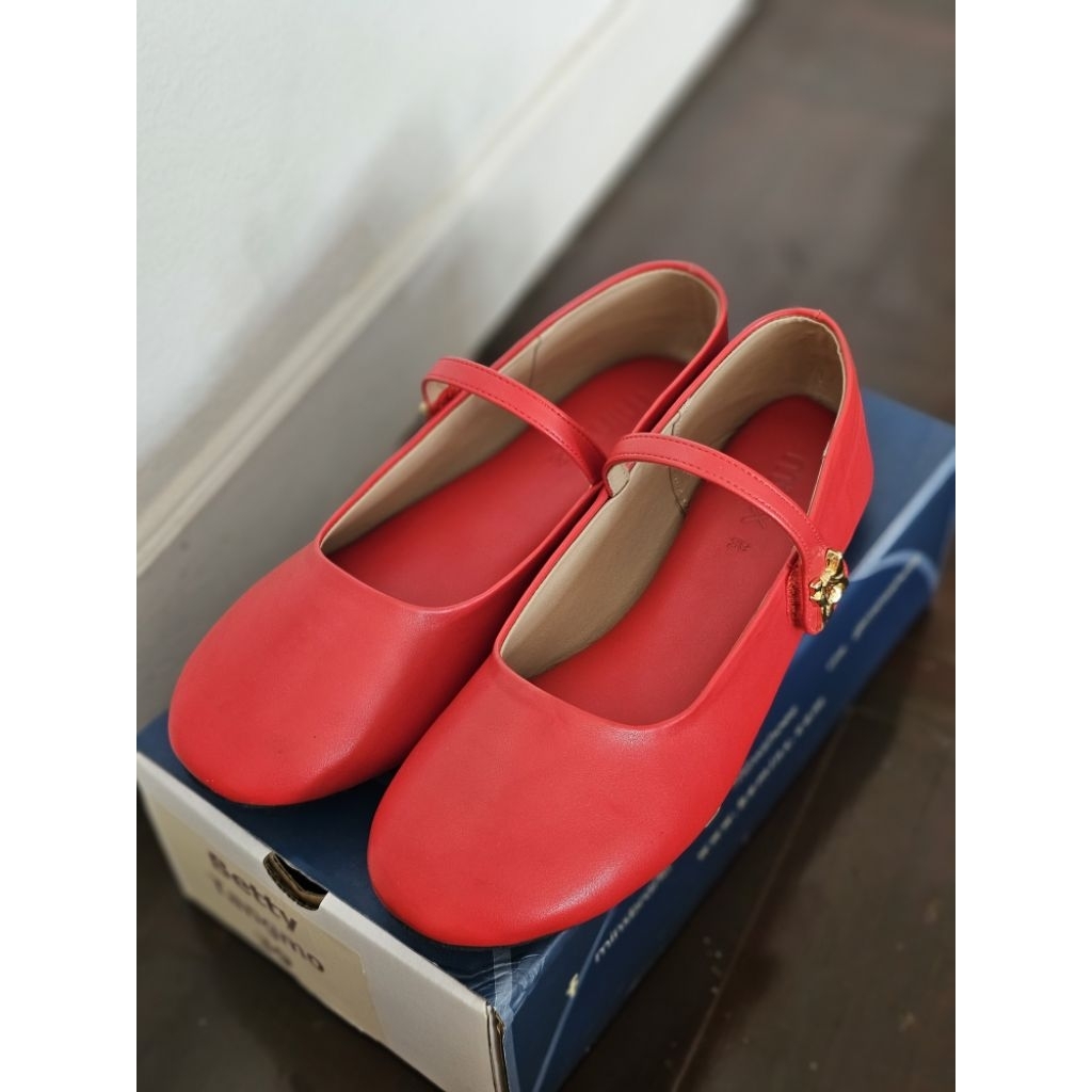 ส่งต่อใหม่มาก รองเท้าminx shoeรุ่น Betty รองเท้าทรงMary Jane สีแดงสดใส Size39 สายคาดติดโบว์เชอรรี่สี
