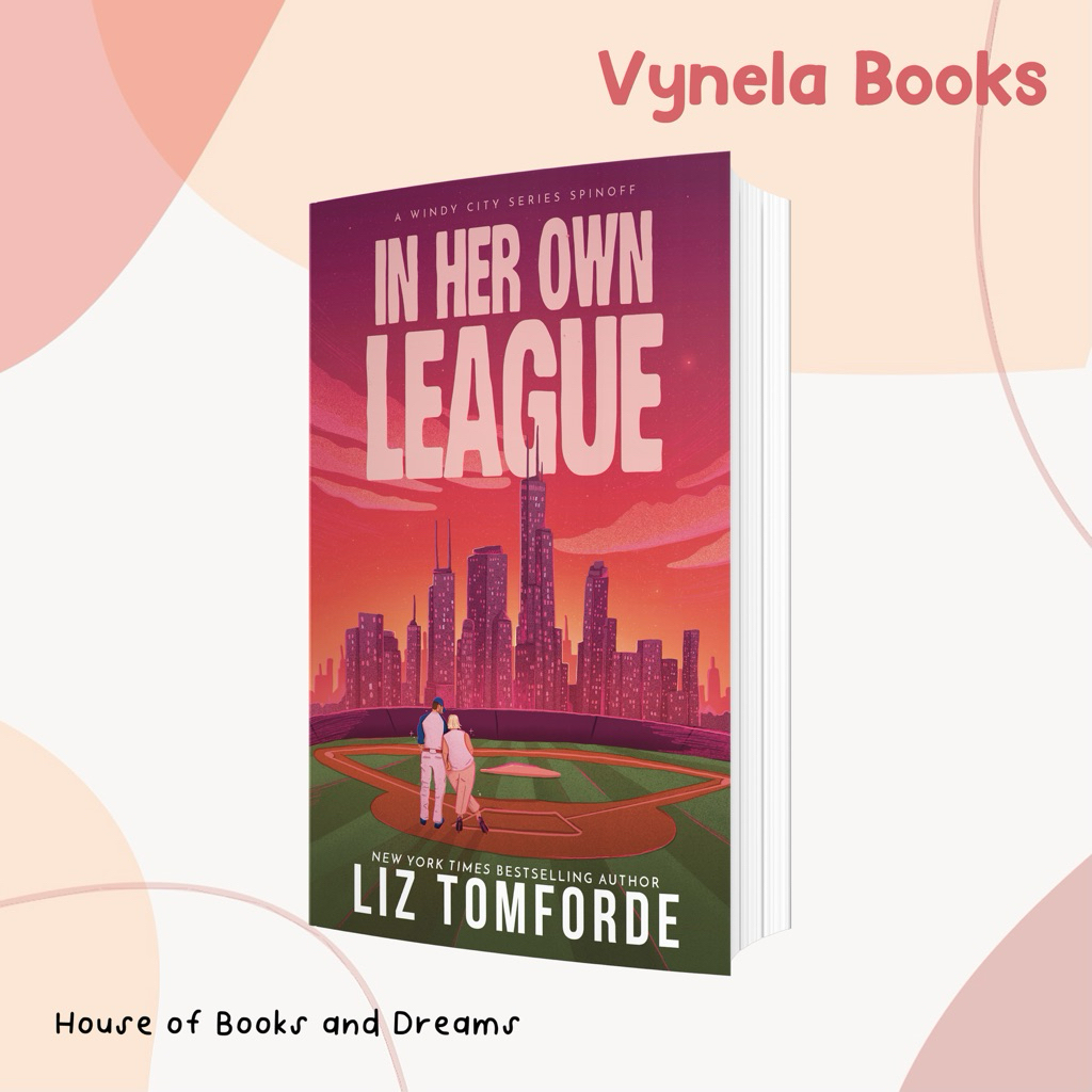 VYNELA (หนังสือภาษาอังกฤษ) IN HER OWN LEAGUE (A WINDY CITY SERIES SPIN-OFF) — LIZ TOMFORDE