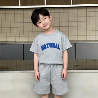ชุดเด็กผู้ชาย: เสื้อแขนสั้นพิมพ์ลายตัวอักษรภาษาอังกฤษ + กางเกงขาสั้น สไตล์เกาหลี หล่อ ทันสมัย ​​และสปอร์ต