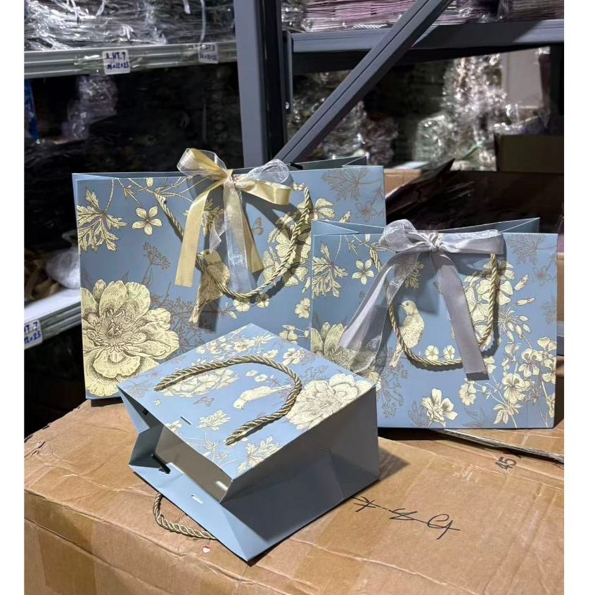 ถุงกระดาษหูหิ้ว พร้อมโบว์ ใส่ของขวัญ ถุงลายนกสวยงาม พิมพ์ลาย3มิติ พร้อมส่ง