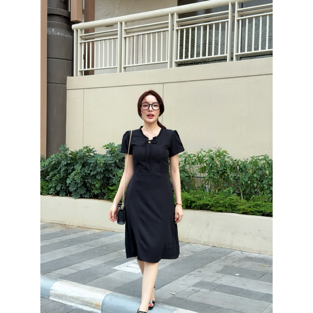 Darlene Dress 🖤เดรสแต่งคอระบาย เดรสทำงาน ผ้านุ่มลื่น ยับยาก ปรับลดความยาวฟรี