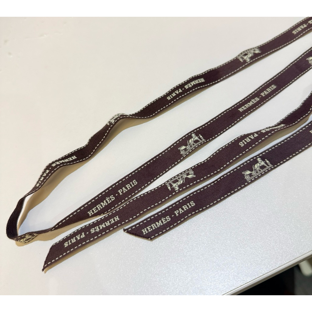 HERMES Bow แท้จาก Shop ยาวทั้งเส้น 58 นิ้ว ไม่มีตำหนิ อักษรและสัญลักษณ์ ลายนูนหรู ๆ ทำเป็นสายคล้อง M