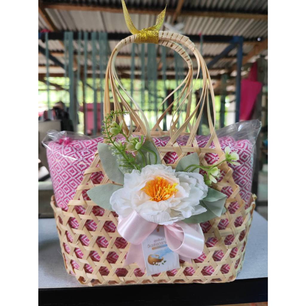 ผ้าห่มทอมือ(พร้อมชะลอม)🎀ขนาด105*210ซม.🎀ผ้ารับไหว้🎀ของขวัญปีใหม่🎀ทักแชทแจ้งสีผ้าก่อนจ้า🎀สินค้าพร้อมส่ง