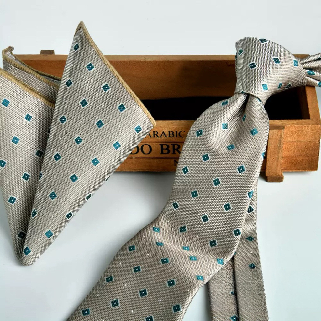 👔เซตเนคไทสูทผู้ชาย พร้อมผ้าเช็ดหน้า พรีเมียม ใส่ทำงาน ออกงาน สีเขียว-ครีม [NP40]