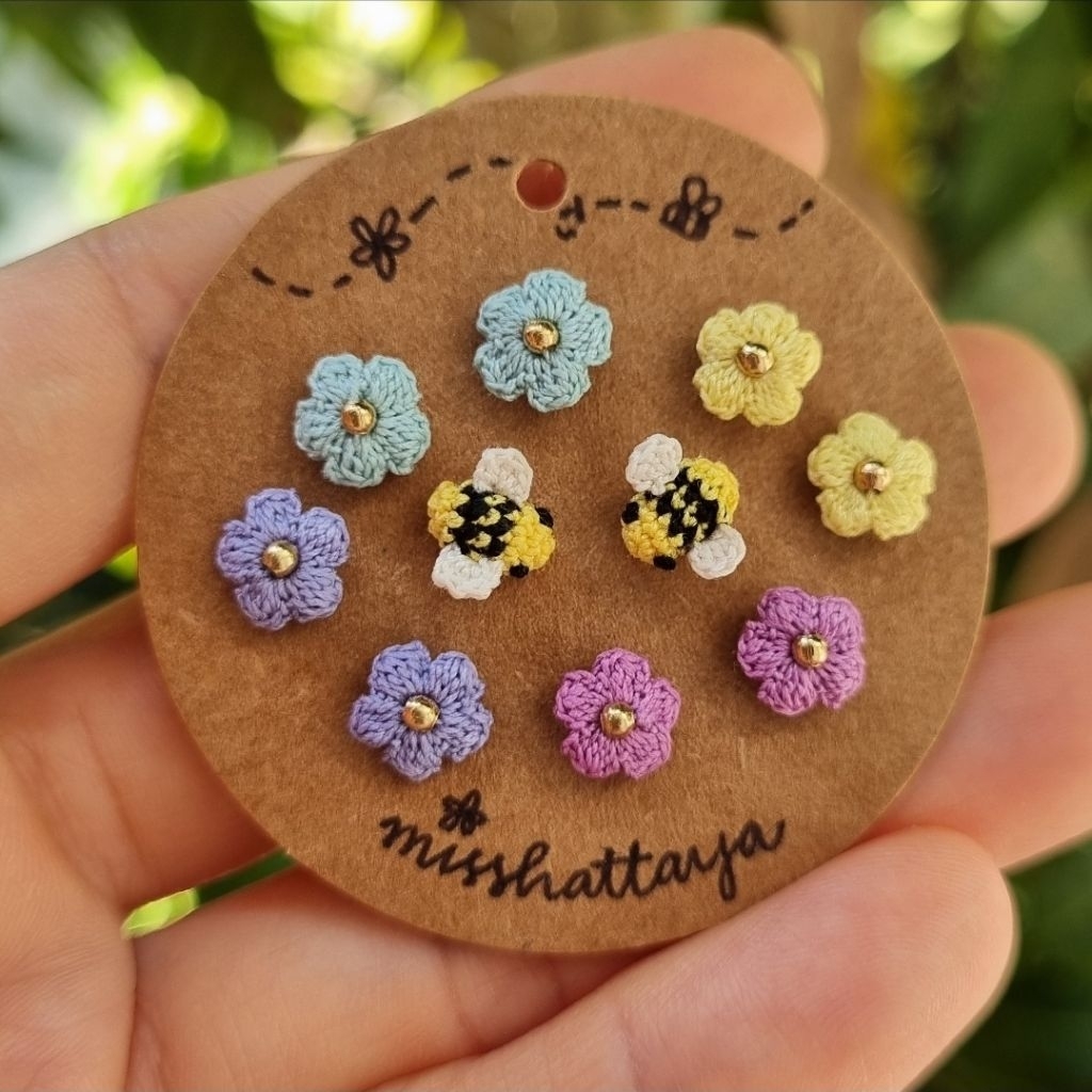 ต่างหูดอกไม้จิ๋วถักโครเชต์สีพาสเทลหวานๆ จนผึ้งบินมาตอม🌸 ขนาด 0.8 ซม.