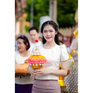 Sira Siri ชุดงานบุญ งานบวช แฟนนาค ชุดผ้าไหมรุ่นพี่ลิซ่า เสื้อผ้าไหมอิตาลี แต่งกระดุมแขนทรงกลีบบัว ผ้าถุงสำเร็จรูปทอลาย