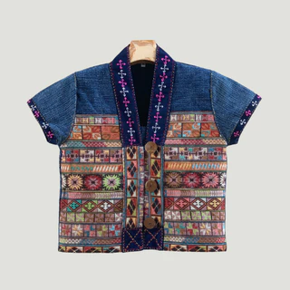 เสื้อผ้าฝ้ายใบปอชินมัยสโตนสำหรับผู้หญิง ดีไซน์ โดดเด่นด้วยการแต่งผ้าทออาข่า ผสมผสานงานปักอย่างลงตัว ให้กลิ่นอายล้านนา