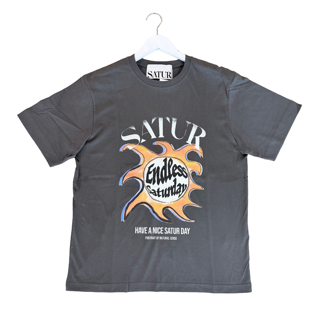[ของแท้💯พร้อมส่ง] SATUR เสื้อยืดรุ่น Sun Retro Graphic T-Shirt Grey/Orange