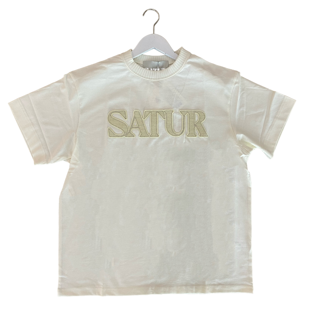 SATUR เสื้อยืด รุ่น Logo Cross Stitch T-Shirt Cream