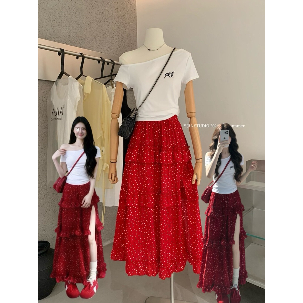 Y.JIA STUDIO : set 2 pcs. เสื้อปาดไหล่แขนสั้น ปักลายอักษรที่อก + กระโปรงตัวยาว ผ้าลายจุด โทนสีแดง