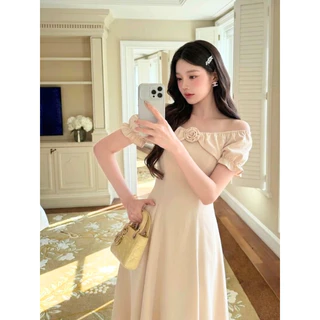 【S-5XL】 เดรสยาว ปาดไหล่ ดีเทลเข็มกลัดดอกไม้ ระบายพองฟูรอบคอสไตล์เจ้าหญิง ทรงเอไลน์ ใส่ออกงาน งานแต่ง