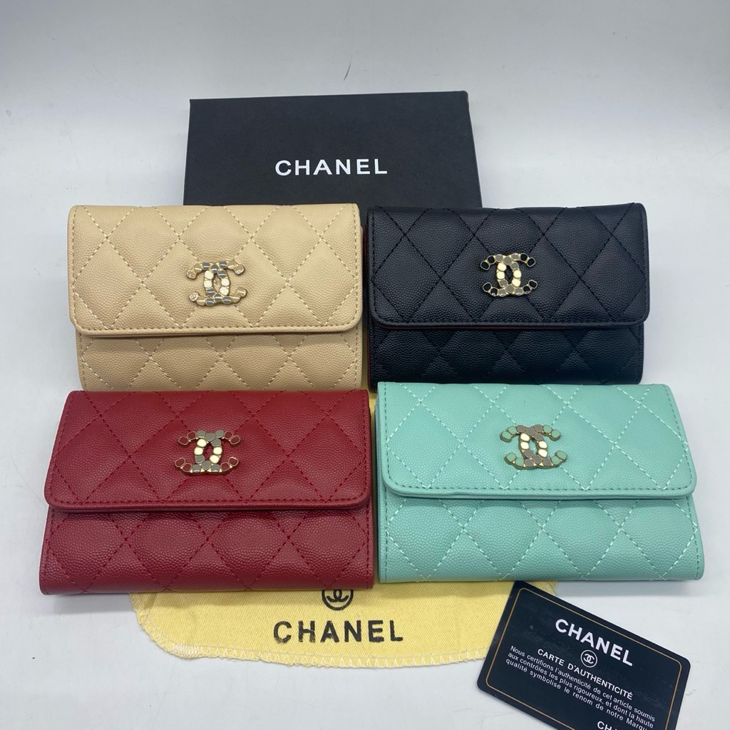 มาใหม่ กระเป๋าสตางค์ สองพับรุ่นใหม่ล่าสุดสวยดี มีช่องใส่ บัตรมีช่องซิปใช้งานราคาจัดโปรพิเศษมีอุปกรณ์ครบพร้อมกล่อง