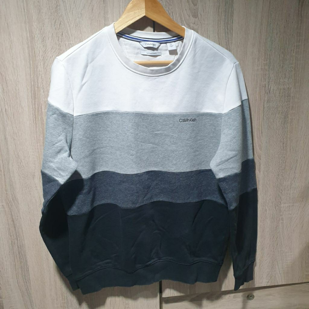 เสื้อสเวตเตอร์ CK สีขาวเทาดำ ของแท้มือสอง