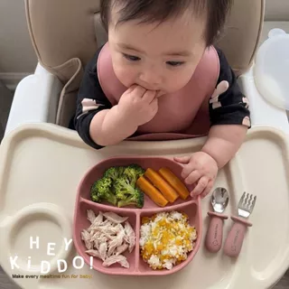 HeyKiddo: จานซิลิโคนก้นลึก 4.5 จานซิลิโคนทรงสี่เหลี่ยม + ฝาหน้าหมีขนปุย ซิลิโคนFoodGrade สำหรับ BLW