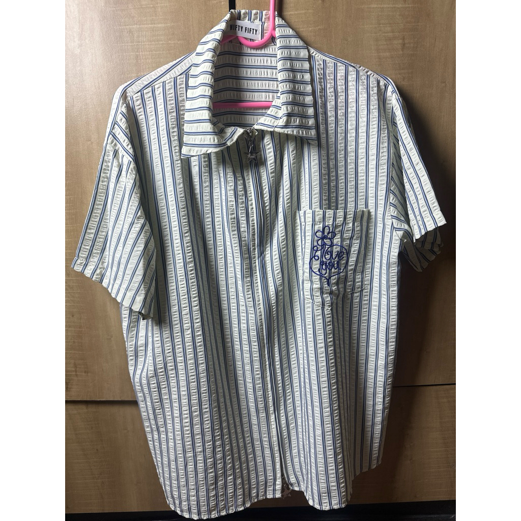 (used)เสื้อเชิ้ตลายทางซิปหน้ารูดได้สองทางบนล่างป้ายnifty fifty