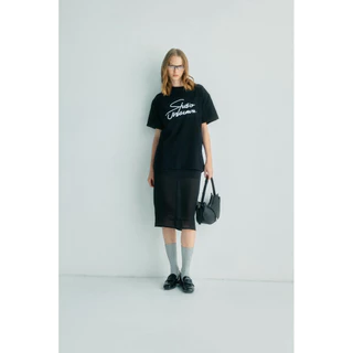 STUDIO UNKNOWN - Signature Script T-Shirt เสื้อยืดแบรนด์ดีไซน์ตัวเขียนสกรีนด้วยเทคนิค DFT