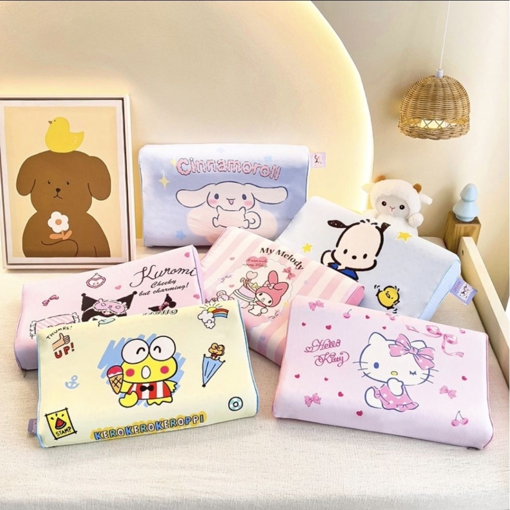 หมอน Memory Foam ลายซาริโอ นุ่ม รองรับสรีระช่วงคอได้อย่างดี แพ็คมาในซองสูญญากาศอย่างดี สินค้าลิขสิทธิ์แท้จากซาริโอ 100%