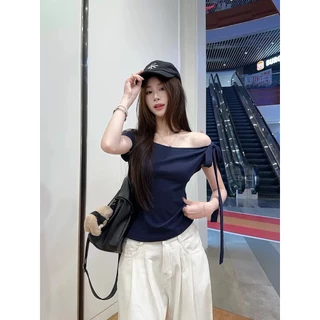 เสื้อปาดไหล่ทรงเสน่ห์ แต่งโบว์ระบายพริ้ว เสกลุคสวยหรูดุจเจ้าหญิง