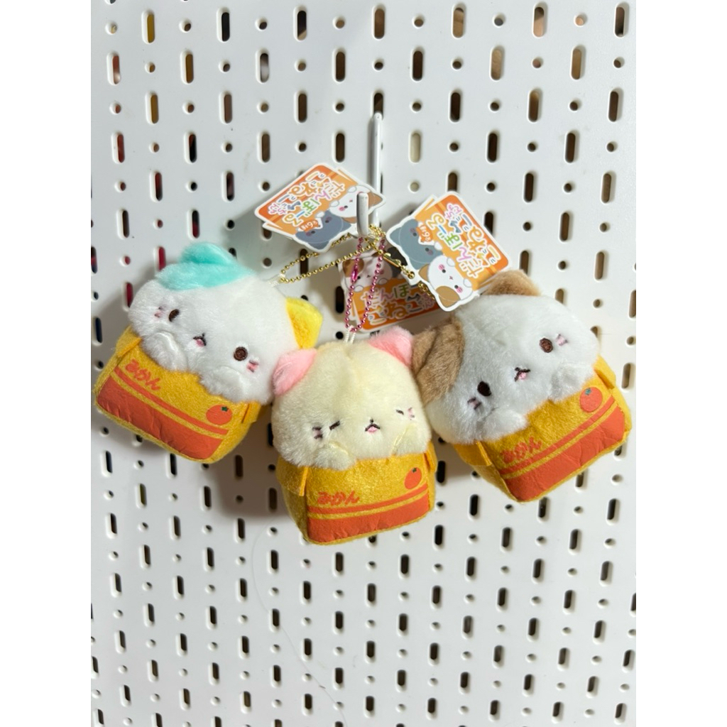 พวงกุญแจตุ๊กตาแมวในกล่องส้ม (Dango Ball Little Neko-chan Cat in Mikan Orange Box Plush Keychain) จาก