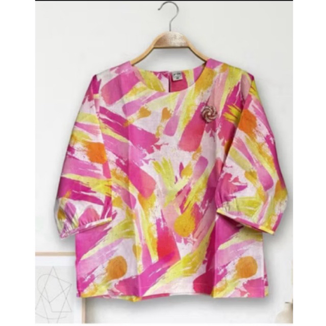 เสื้อผ้าลินินลายดอกคอกลม เจาะกระดุม 1 เม็ด แขน 3/4  สีสันสดใส  ใส่สบาย เนื้อผ้าดี พร้อมส่งคะ