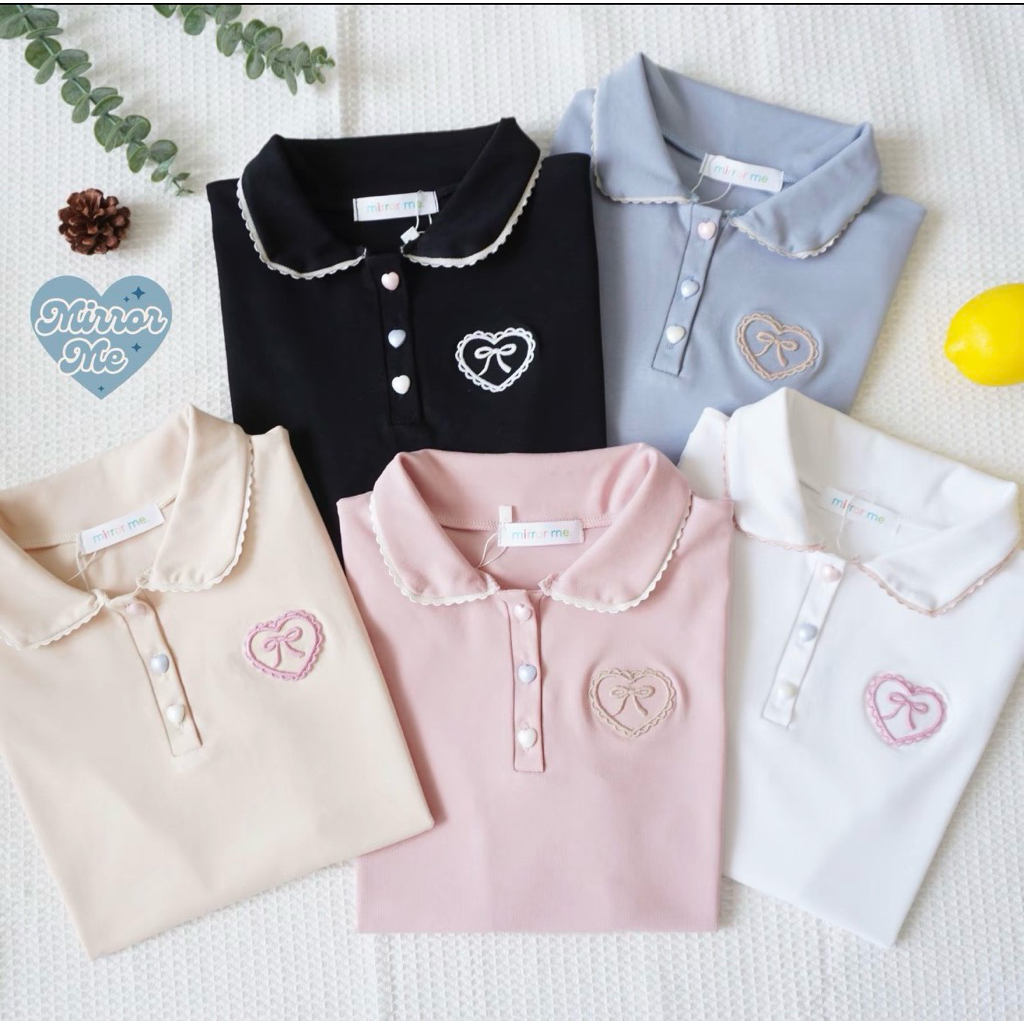 mirrorme สีดำเสื้อโปโลแต่งปกน่ารัก กระดุมหัวใจ ปักโบว์ ผ้านิ่มใส่สบาย อก36-42มือ1 สีดำ