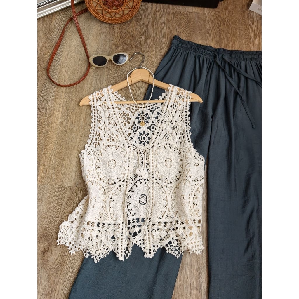 Tantawan vest top - เสื้อกั๊กงานถักสุดละมุน แถมเซ็กซี่ ซีทรูเบาๆ แมทช์ง่าย ใส่คลุมได้หลากหลายสไตล์